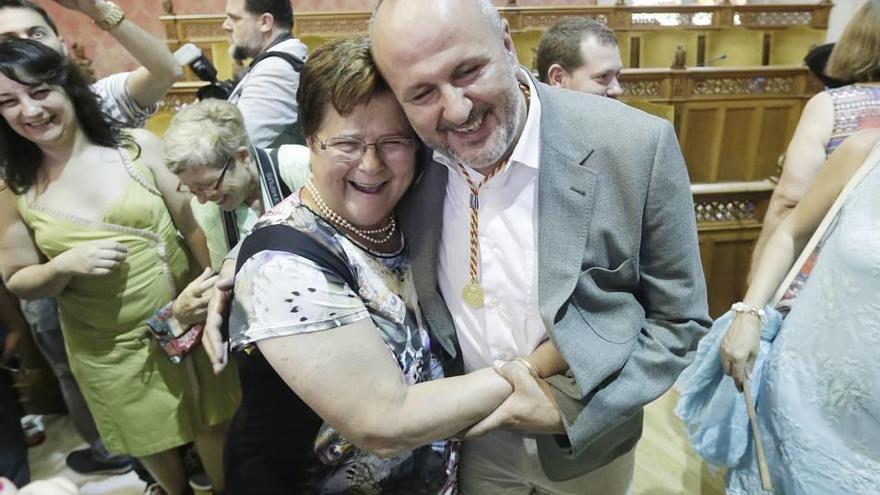 El nuevo presidente del Consell, Miquel Ensenyat,  con su madre.