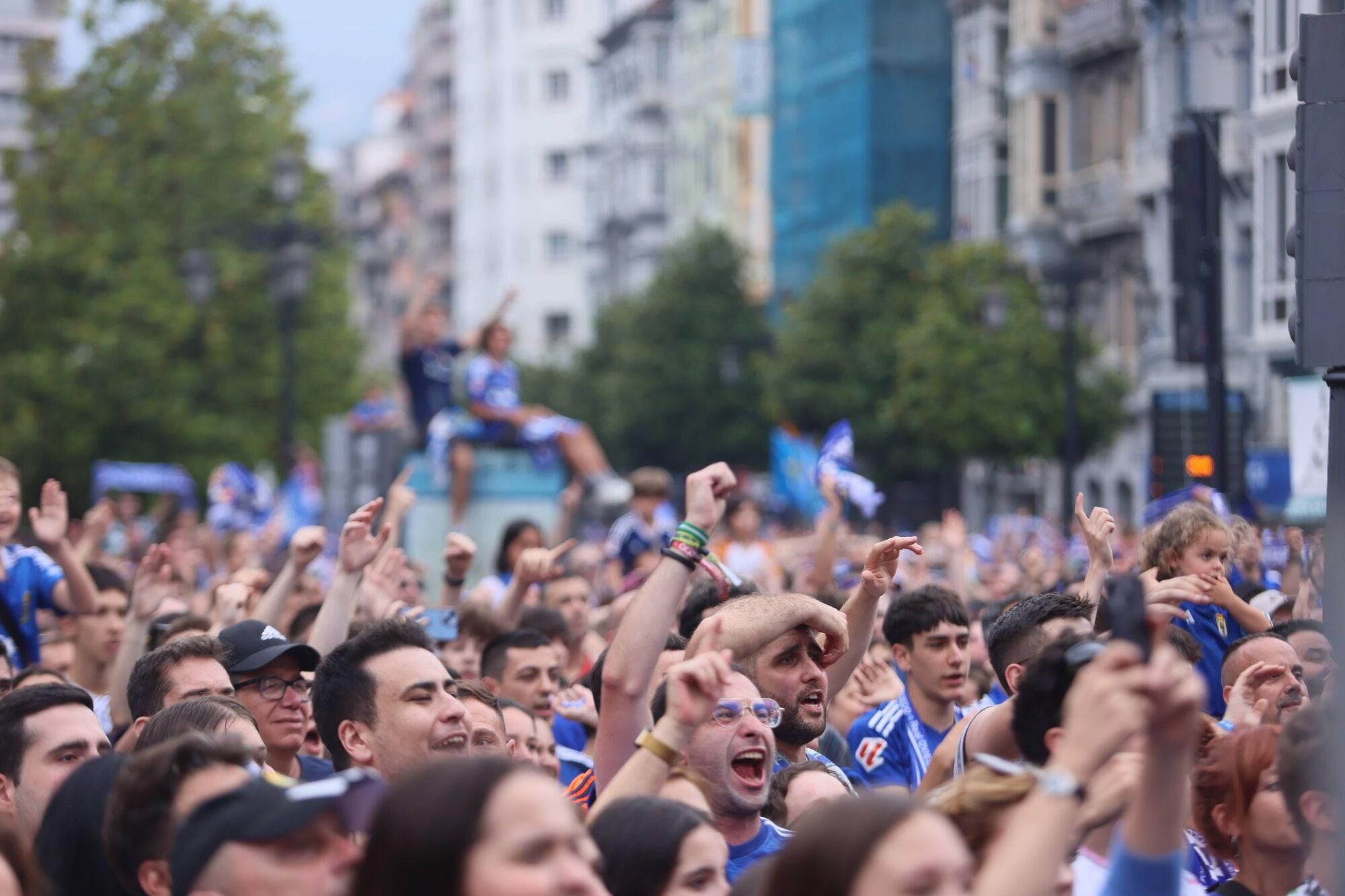 Locura azul en las calles de Oviedo para celebrar el ascenso del equipo a Primera División