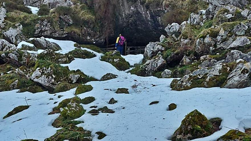 Queseros llegando a cuevas de maduración, en los Lagos. | R. J. M. C.