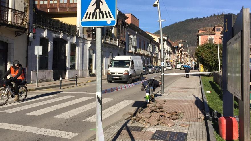 Vista de la calle Covadonga, en Infiesto