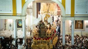 El Señor de la Sentencia de la Hermandad de La Macarena sale de su basílica, en Sevilla, la madrugada del Viernes Santo pasado.