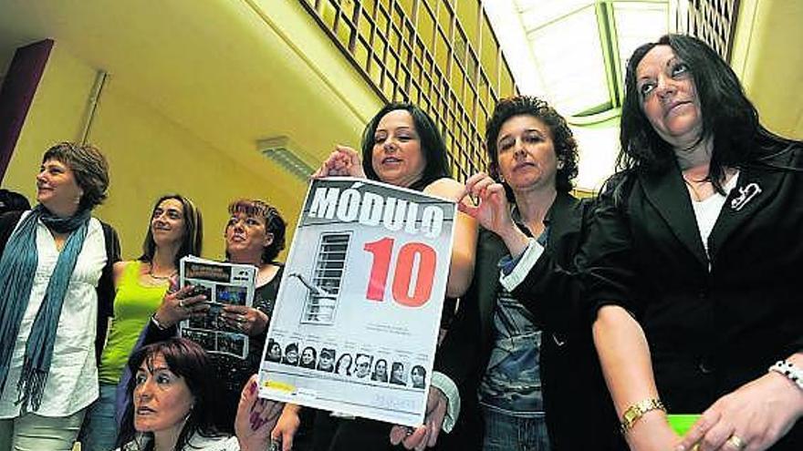 Las directoras y las actrices muestran un cartel del corto en la prisión de Villabona.