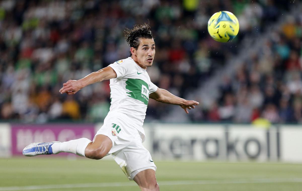 ELCHE (ALICANTE), 11/05/2022.- El delantero del Elche Pere Milla se dispone a chutar un balón, durante el partido de Liga en Primera División ante el Atlético de Madrid que se disputa hoy miércoles en el estadio Martínez Valero, en Elche. EFE/Manuel Lorenzo