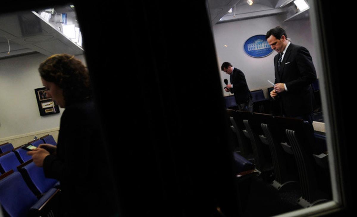 Uns periodistes es preparen a la sala de premsa de la Casa Blanca on el president nord-americà Barack Obama anunciarà la mort d’Ussama Bin Laden.