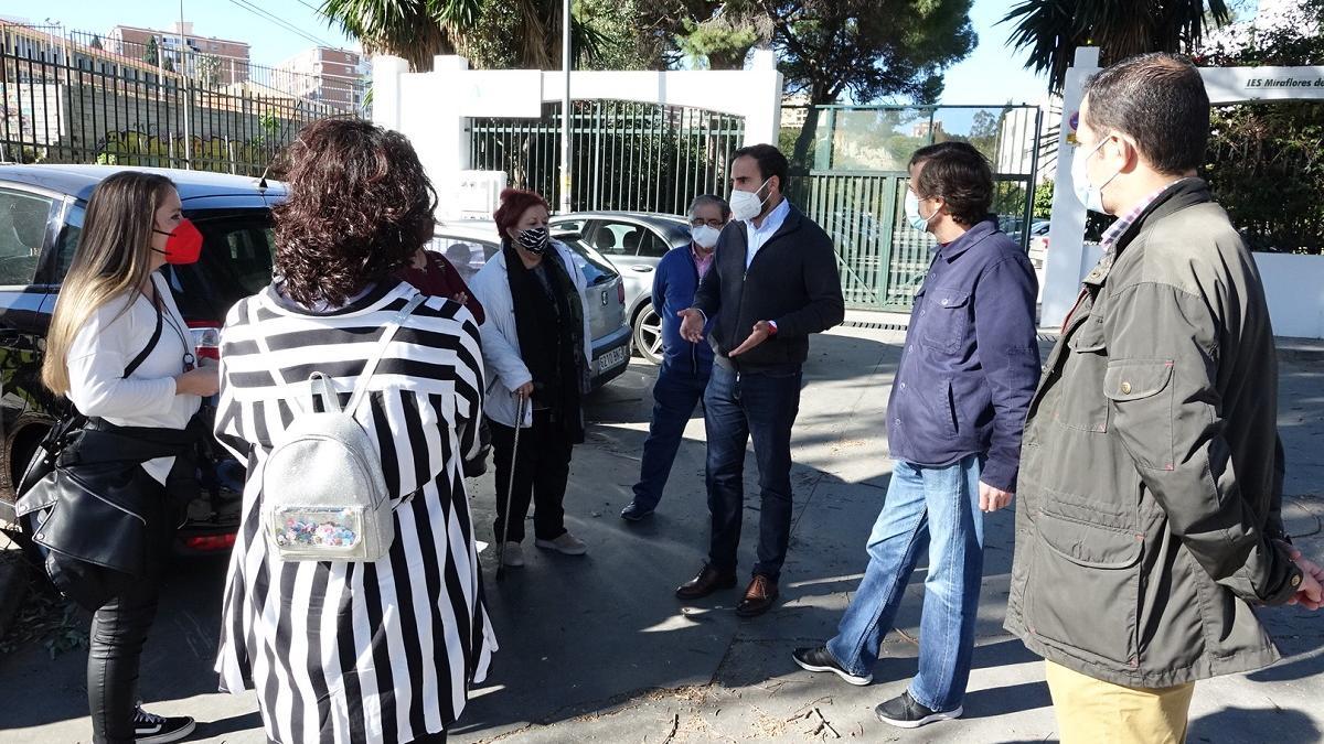 Daniel Pérez y varios ediles socialistas en Miraflores hoy.