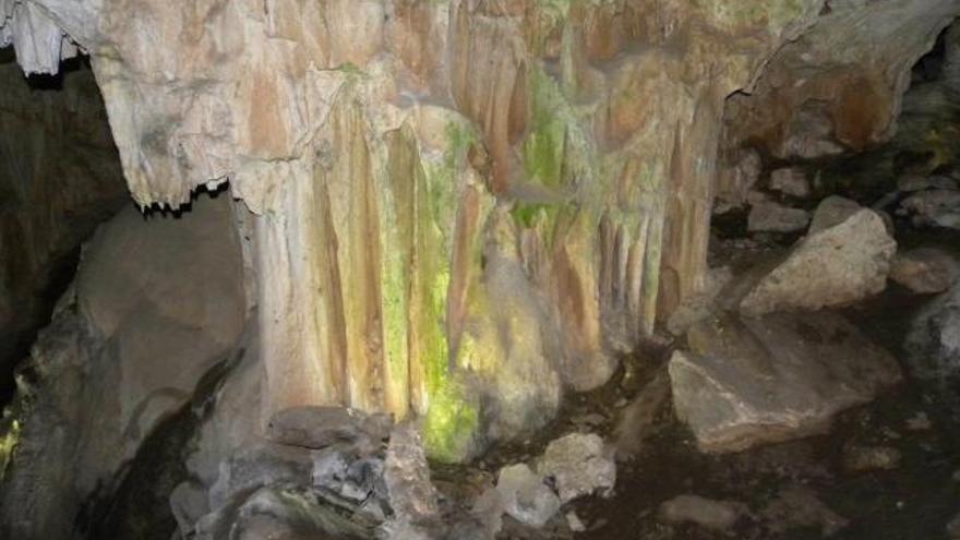 Una parte de la Cueva de Nerja en Málaga, donde se aprecia el mal verde que sufren las cuevas turísticas, un deterioro biológico causado por microorganismos que, gracias a la luz artificial, realizan la fotosíntesis y se desarrollan sobre las rocas erosionadas.