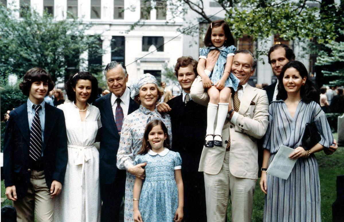 MCX02 NUEVA YORK (EEUU) 24.04.04 Fotografía tomada en 1978 de la magnate de la cosmetica Estée Lauder junto con su familia divulgada hoy, lunes, 26 de abril 2004 por la empresa que fundó, al dar la noticia de que Lauder había fallecido el pasado sábado en su casa de Nueva York a la edad de 97 años. De izq. a dcha. Gary Lauder, Evelyn Lauder, Joseph Lauder, Estée Lauder, Aerin Lauder, William Lauder, Jane Lauder, Leonard Lauder, Ronald Lauder y Jo Carole Lauder. EPA/HANDOUT NO SALES. COSMETICA , ESTEE LAUDER CON SU FAMILIA