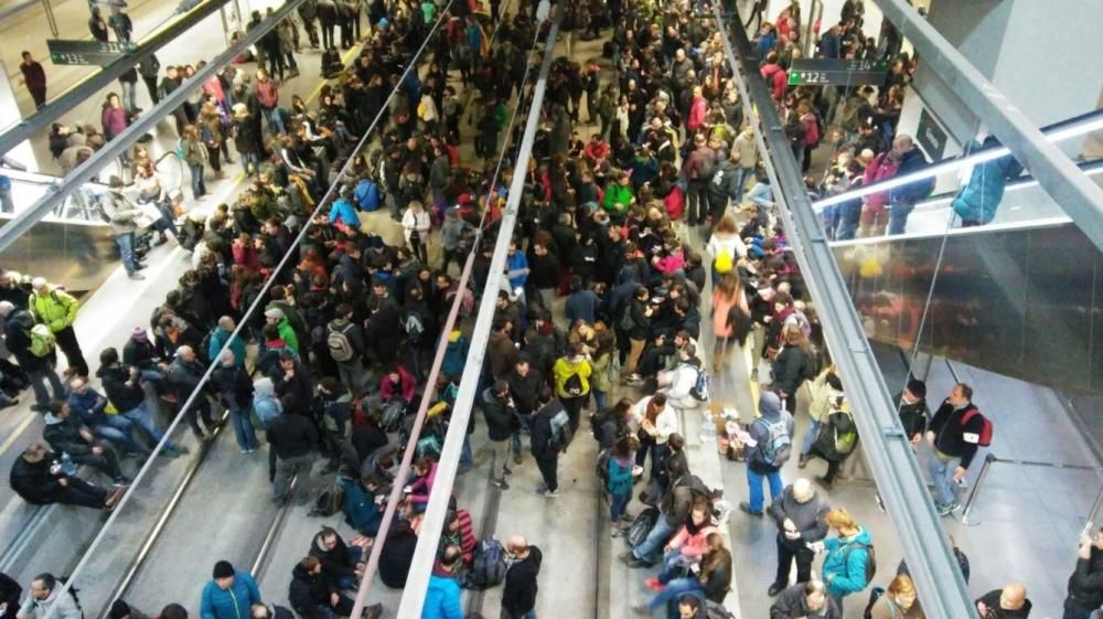 Manifestants tallen les vies del TAV a l'estació de Girona