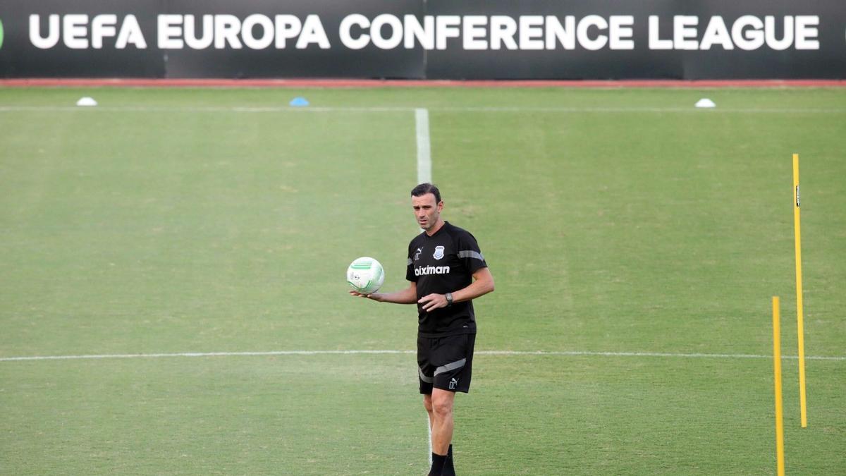 David Català tuvo la oportunidad de entrenar en competición europea en la Conference League
