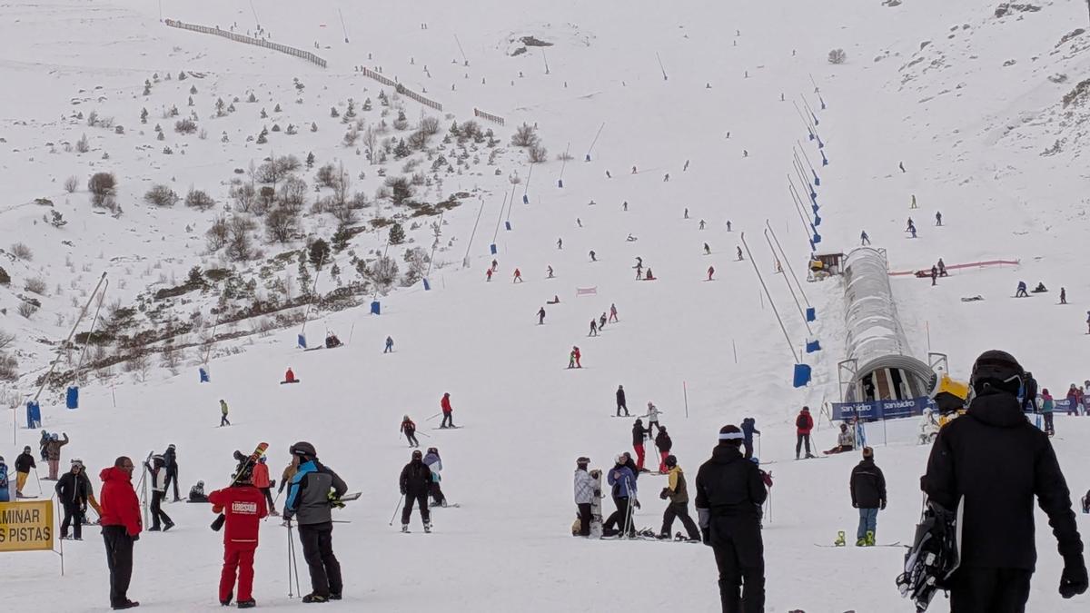 San Isidro y Leitariegos suman 13.300 esquiadores la semana de Navidad San Isidro y Leitariegos suman 13.300 esquiadores la semana de Navidad