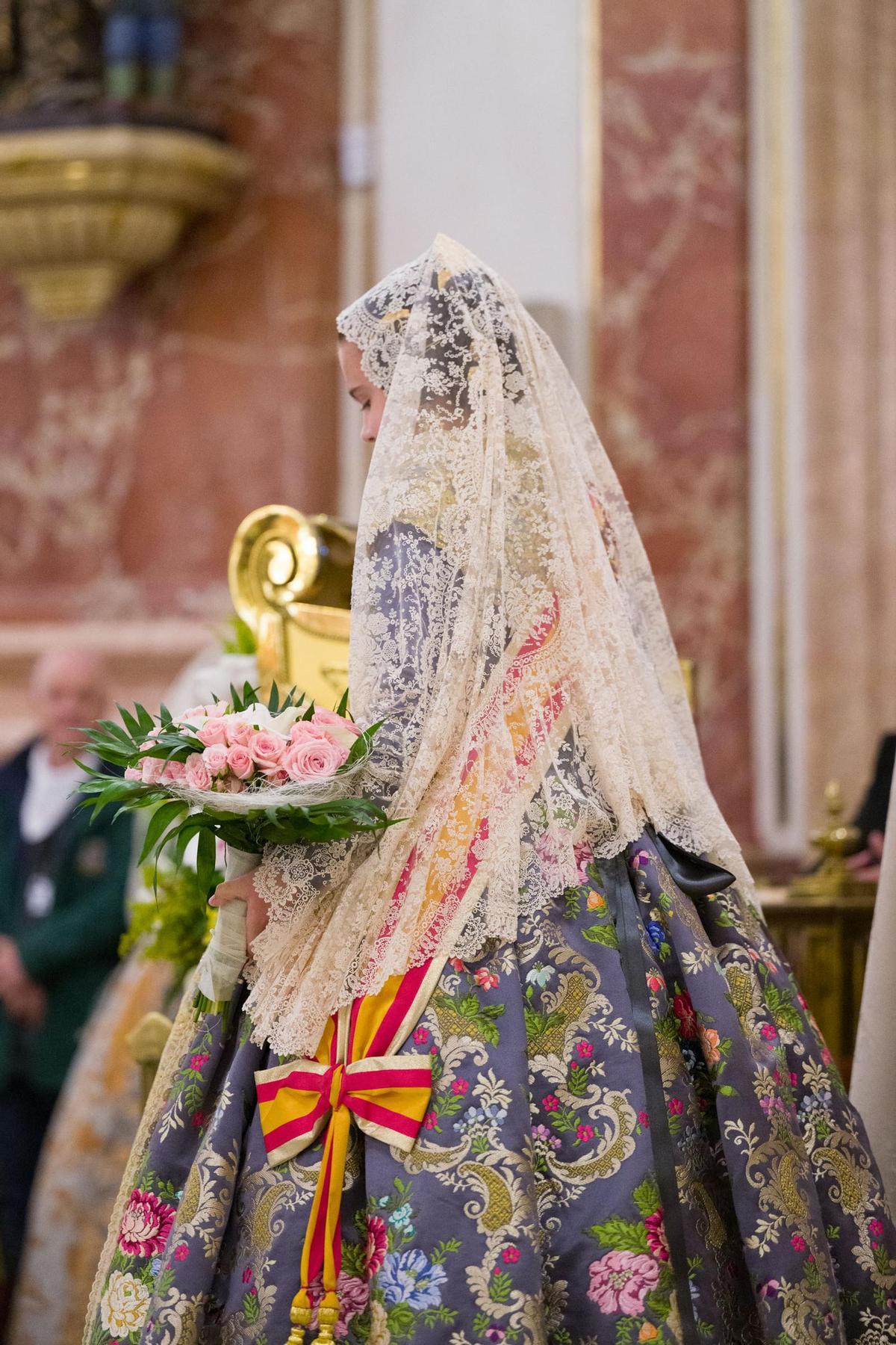 La Fallera Mayor Infantil de València con la mantilla elaborada por Santos Téxtil.