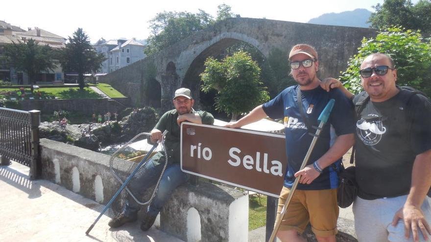 De izquierda a derecha: Chechu Fierros, ArZur Coro y el cocinero Christian de Diego Yáñez, al mediodía de éste miércoles, en los aledaños del puente &quot;romano&quot; de Cangas de Onís-