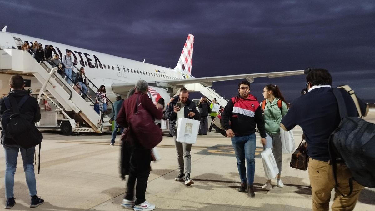 Llegada del primero vuelo de Madrid al aeropuerto.