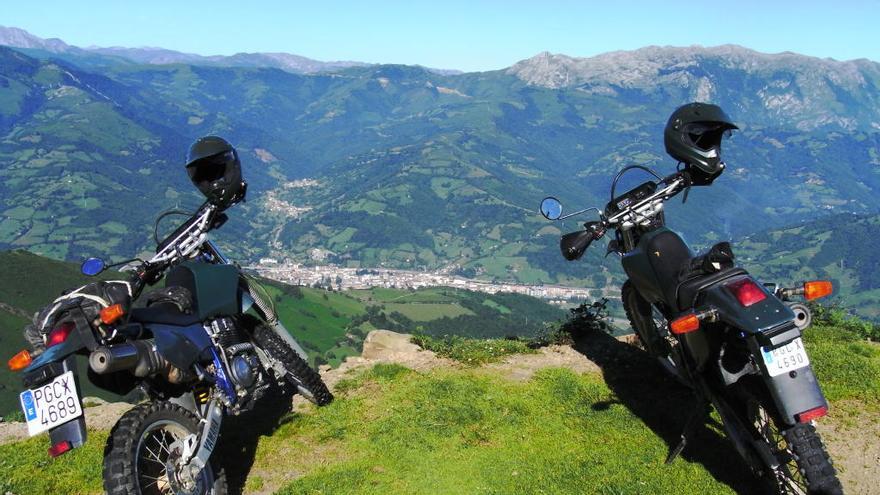 Dos motos del Seprona en Mieres.