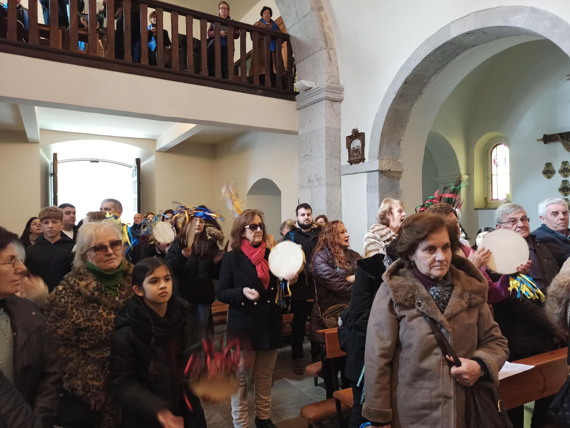 En Posada de Llanes, los panes del ramu vuelan por La Candelaria: "Hay que andar rápido"