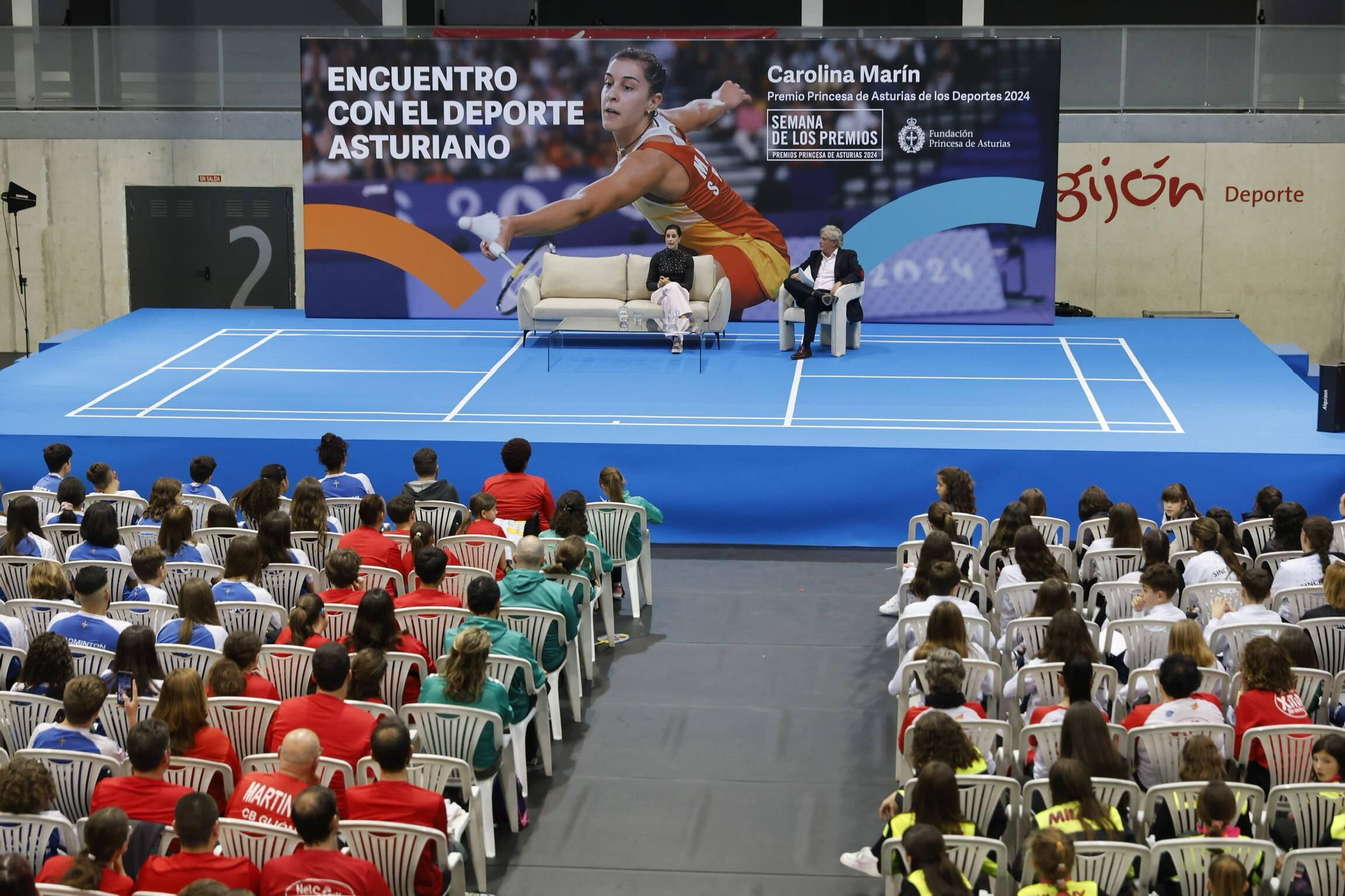 Carolina Marín recibe el cariño de medio millar de deportistas asturianos en Gijón y la visita sorpresa de Saúl Craviotto