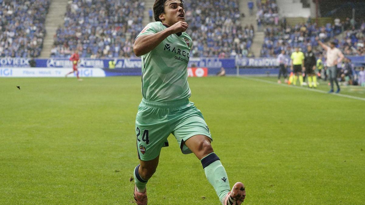 OVIEDO, 04/10/2025.- El centrocampista del Levante Carlos Alvarez celebra el gol marcado ante el Real Oviedo durante el partido de LaLiga EA Sports disputado por ambos equipos este sábado en el Estadio Carlos Tartiere de Oviedo. EFE/ Paco Paredes