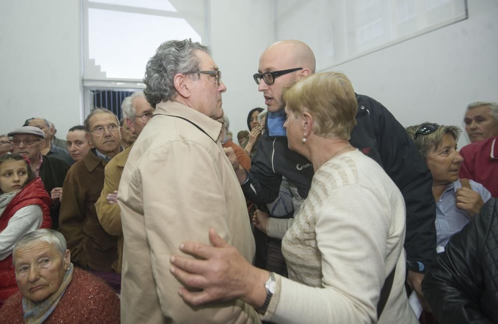 Tensa asamblea de vecinos en Eirís