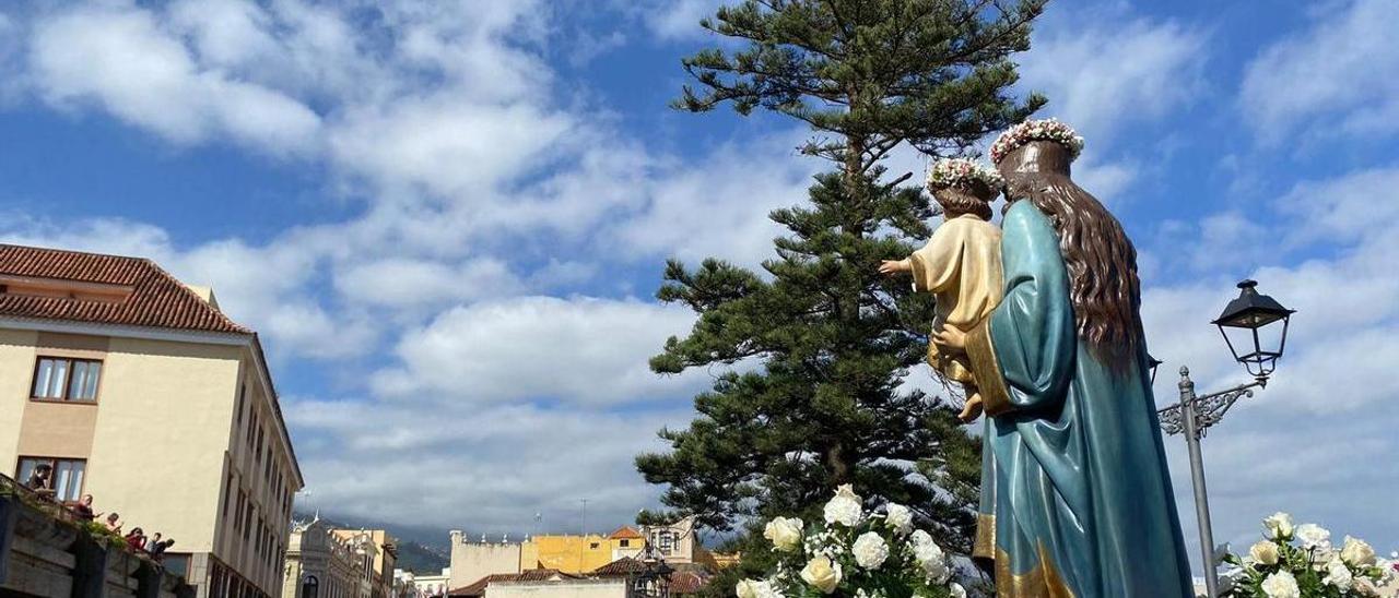 La procesión de traslado de la imagen de María Auxiliadora se celebró en la mañana de este miércoles 19 de abril de 2023