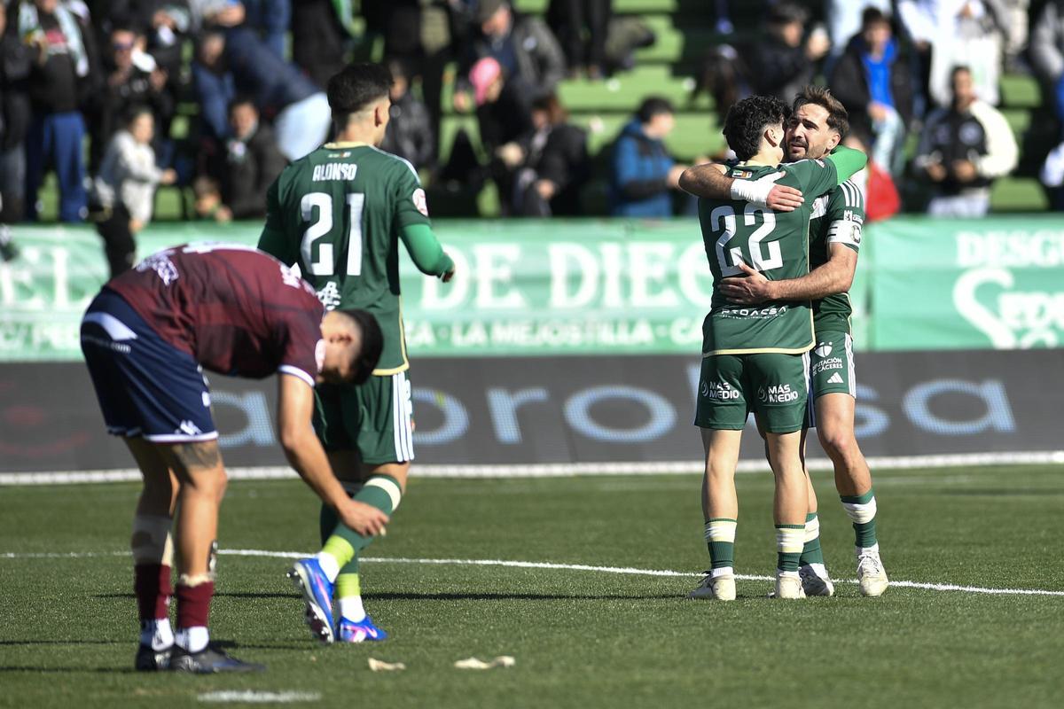 Emi y Joserra se abrazan tras la victoria del pasado sábado ante el Pontevedra, con el debutante José Alonso a la izquierda.