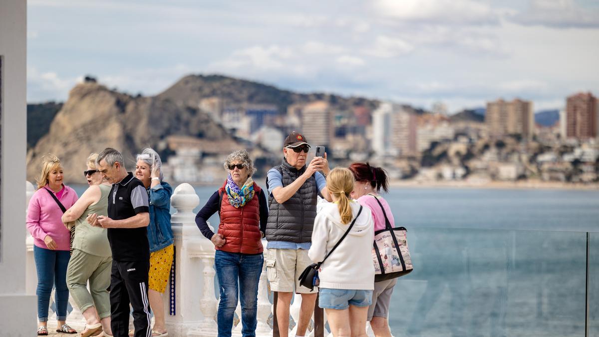 Un grupo de turistas en Benidorm.