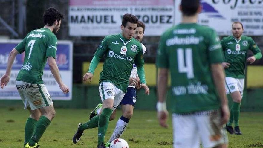 Un jugador del Arenteiro c ontrola un balón. // I.O.