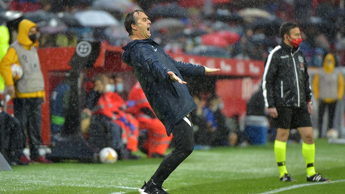 Julen Lopetegui lamentándose durante el Sevilla - Real Sociedad