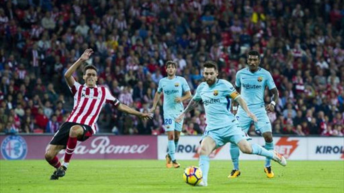 Messi se dispone a chutar para marcar el primer gol  ante la oposición de Iturraspe. A la derecha, Paulinho le abraza tras conseguir el tanto.