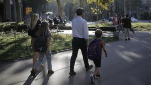 Padres acompañando a sus hijos al centro escolar.