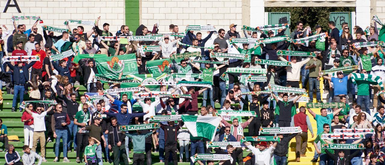 Afición del Cacereño durante el partido de la pasada temporada.