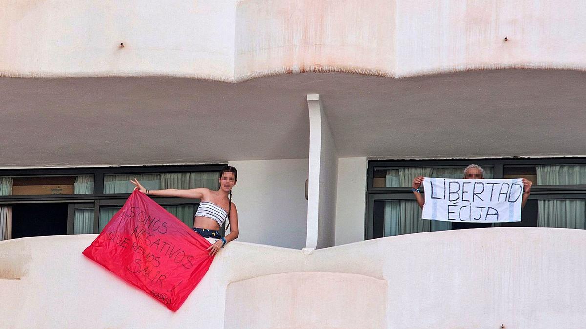 „Wir sind negativ getestet, wir wollen raus“, steht auf einem der Plakate. Schüler auf den Balkonen des Corona-Hotels.