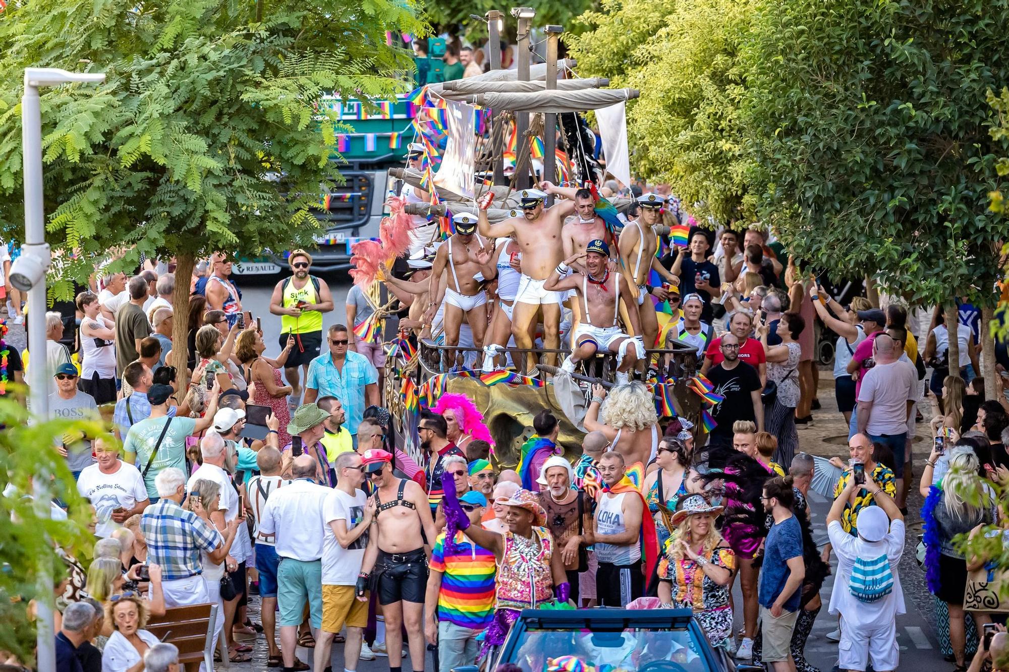 Cientos de personas festejan el Benidorm Pride con un multitudinario desfile y una fiesta en l'Aigüera