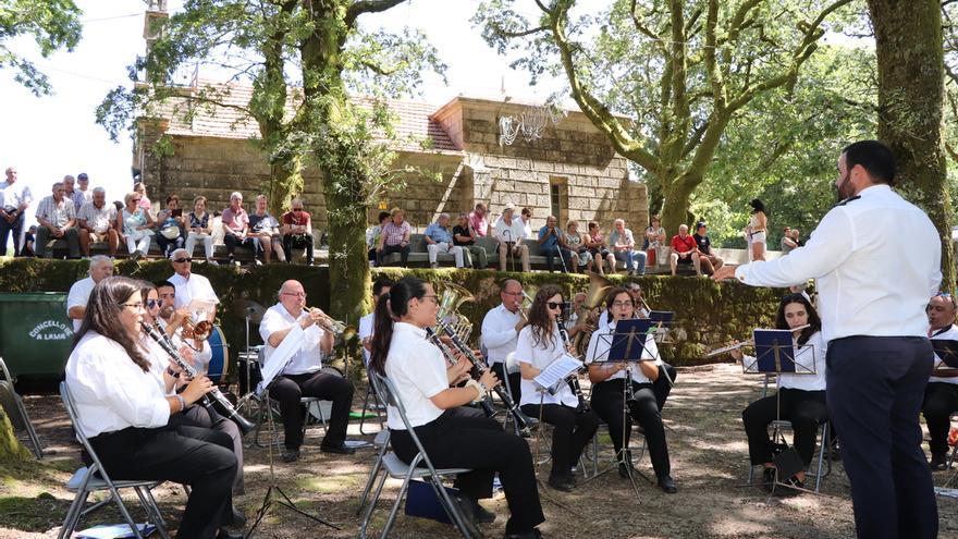 A Lama rinde homenaje a los vecinos que preservaron la Carballeira das Ermidas