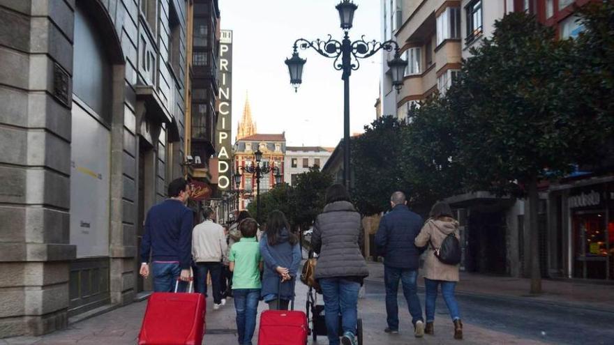 Turistas en Oviedo durante el último puente de la Constitución.