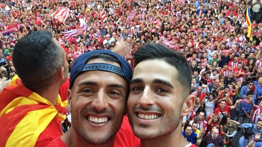 Cristian Herrera y &#039;Juanpe&#039; posan sonrientes ayer desde la guagua que paseó al equipo por la ciudad.