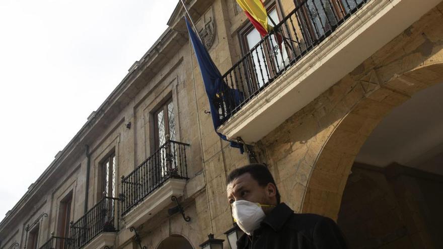 Un hombre con mascarilla por el centro de Oviedo