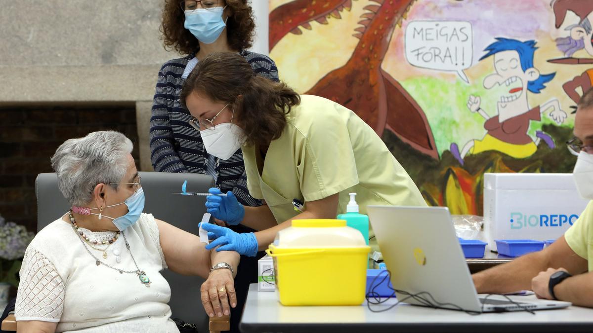 Nieves Cabo, quien tomó la primera vacuna contra el COVID-19 en Galicia, recibe la tercera dosis.