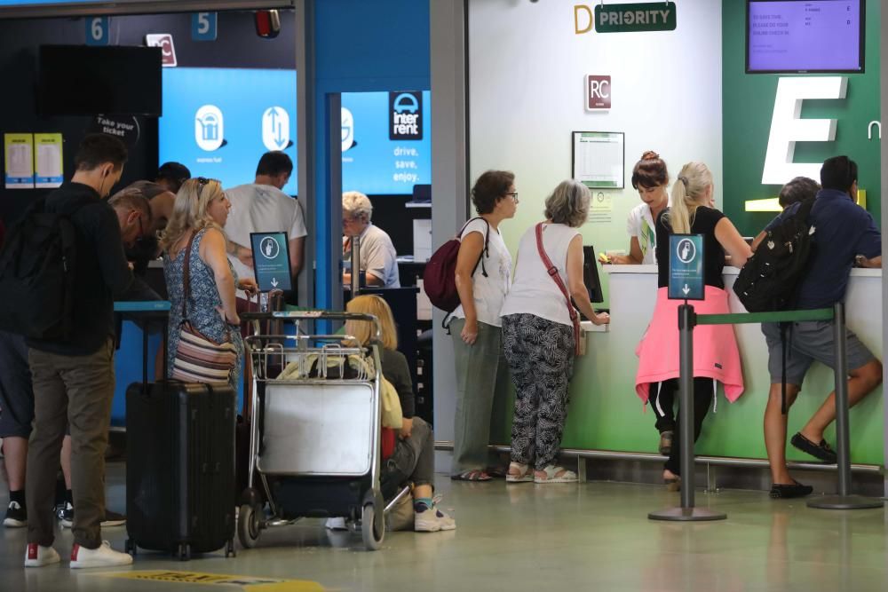 Los trabajadores del aeropuerto explican cómo notan el aumento de turistas que experimenta la isla estas semanas