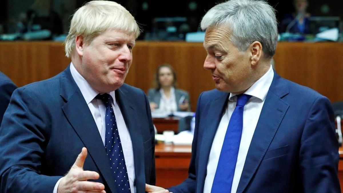 Johnson (izquierda) junto a su colega belga Didier Reynders, en Bruselas, este lunes.