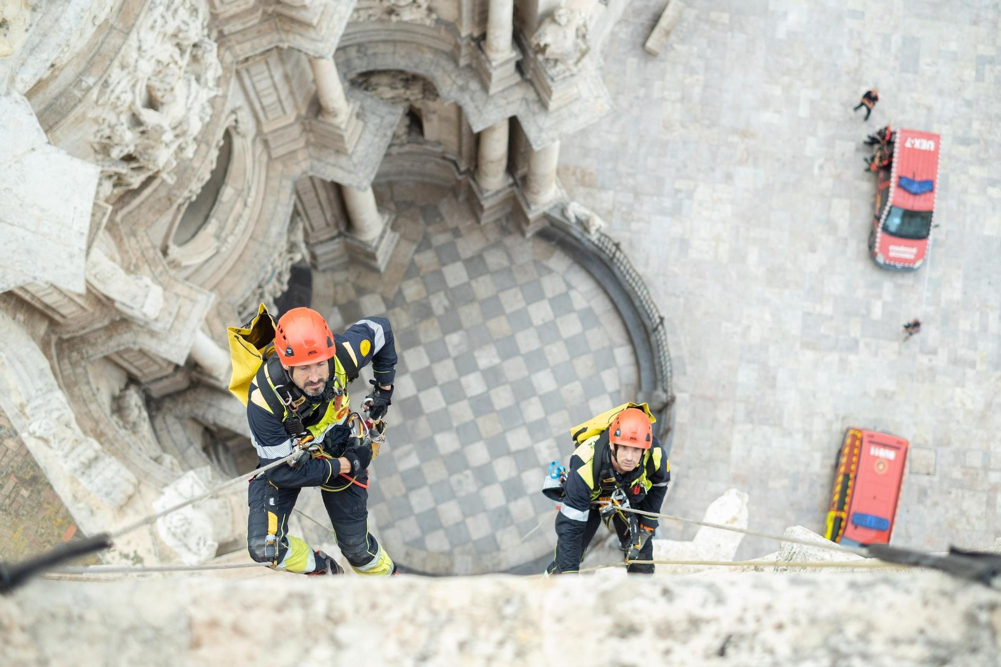 Una camilla sobrevuela el Micalet