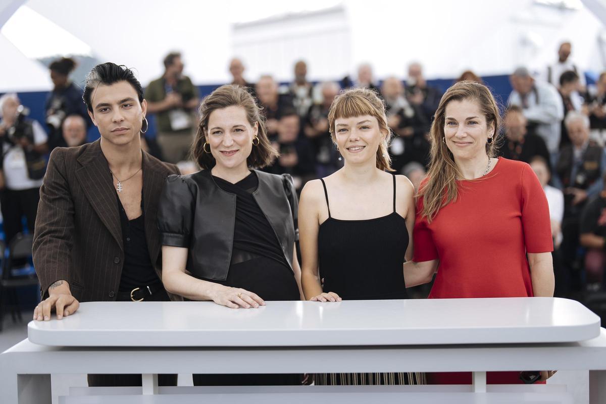 Carla Simón y el equipo de Romería posan en Cannes