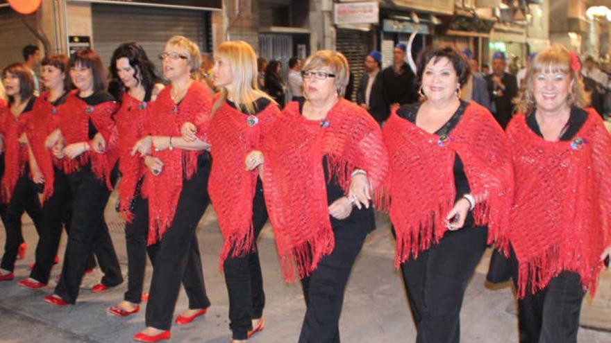 Las buenas temperaturas acompañaron a los festeros, que se lucieron en la noche de ayer.