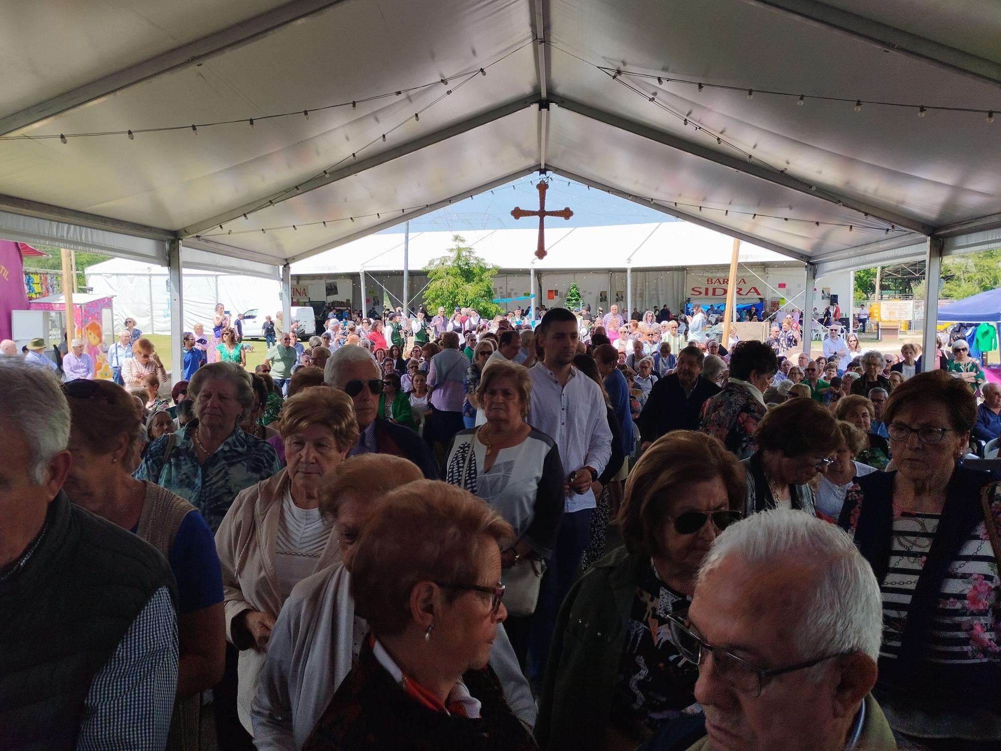 La misa solemne y procesión de la Virgen de la Cabeza en Meres, en imágenes