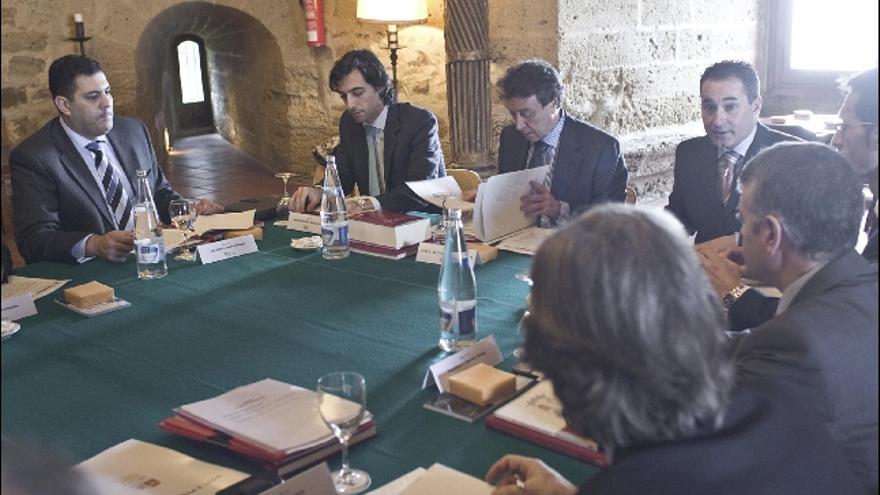 José Antonio de Santiago (tercero por la izquierda) en la reunión celebrada con los delegados territoriales de la Junta