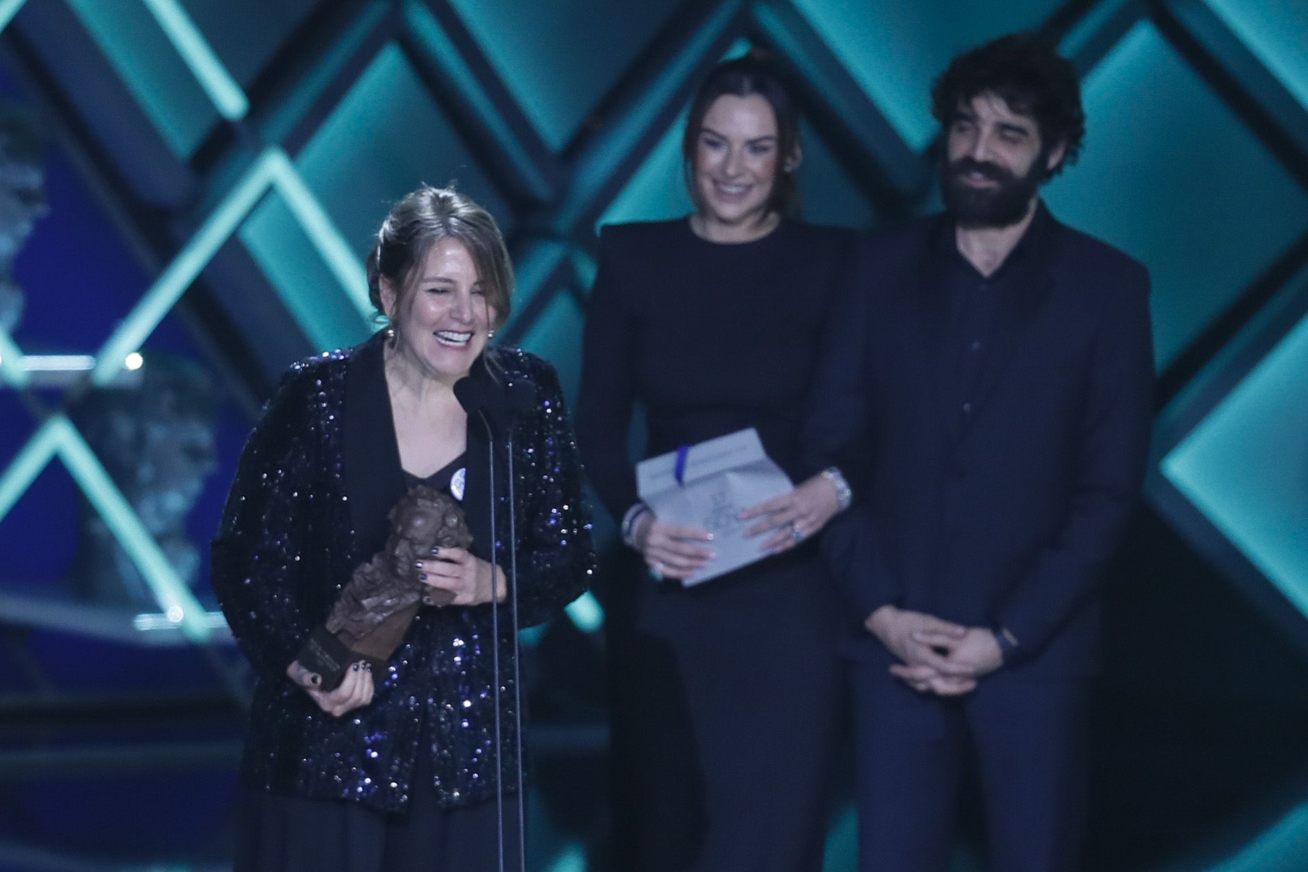 La productora Manuela Ocón recibe el Goya a la mejor dirección de producción por su trabajo en 'Modelo 77'.