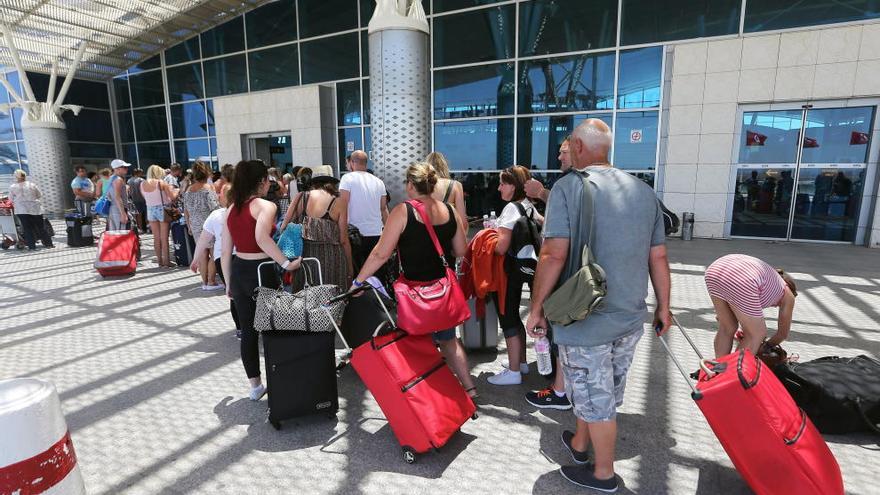 Turistas británicos hacen cola en el aeropuerto de Túnez.