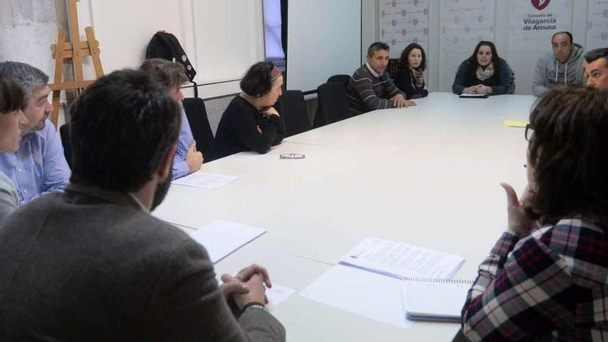 La reunión del alcalde y técnicos municipales con los vecinos de la calle Praza Estación. // Noé Parga