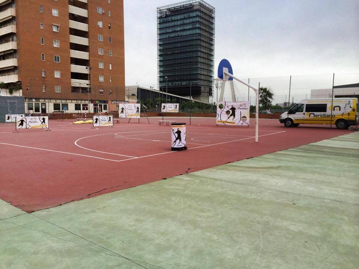 Alertan del peligro de atropello en unas pistas deportivas de Badajoz