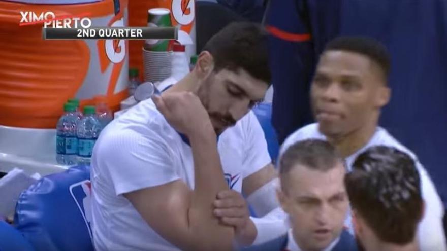 Enes Kanter se fractura el antebrazo dando un puñetazo a una silla