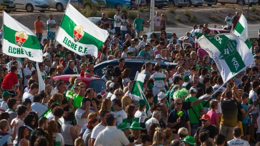 Seguidores del Elche en el parking del Martínez Valero